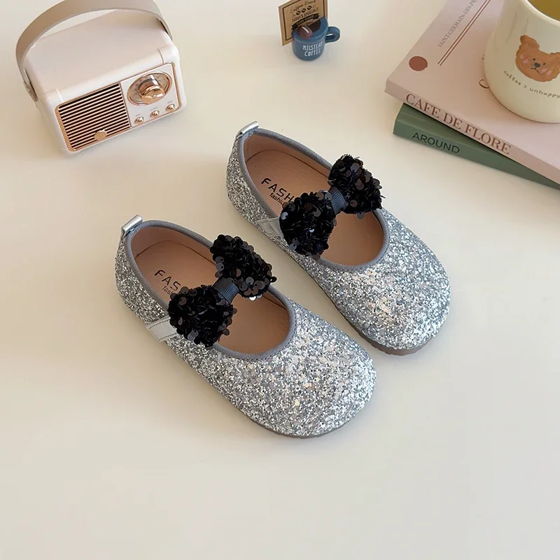 Girls Princess Shoes Shiny Sequins Big Bow Kids Flat Shoes Non-slip Soft Sole 2025 New Girls Dance Shoes Silver Round Toes Ins
Girls Princess Shoes Shiny Sequins Big Bow Kids Flat Shoes Non-slip Soft Sole 2025 New Girls Dance Shoes Silver Round Toes Ins