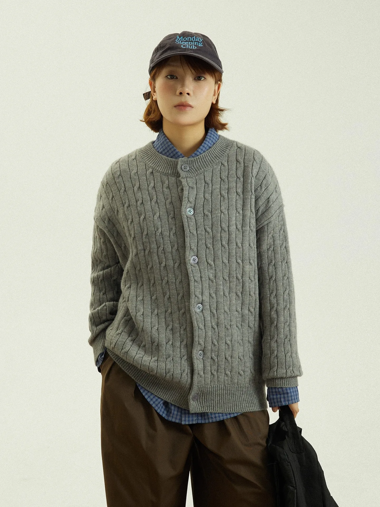 Вязаный кардиган GoodNorth на осень-зиму, свободный крой, с одной пуговицей, узором «косы», фактурный, с длинными рукавами
Вязаный кардиган GoodNorth на осень-зиму, свободный крой, с одной пуговицей, узором «косы», фактурный, с длинными рукавами