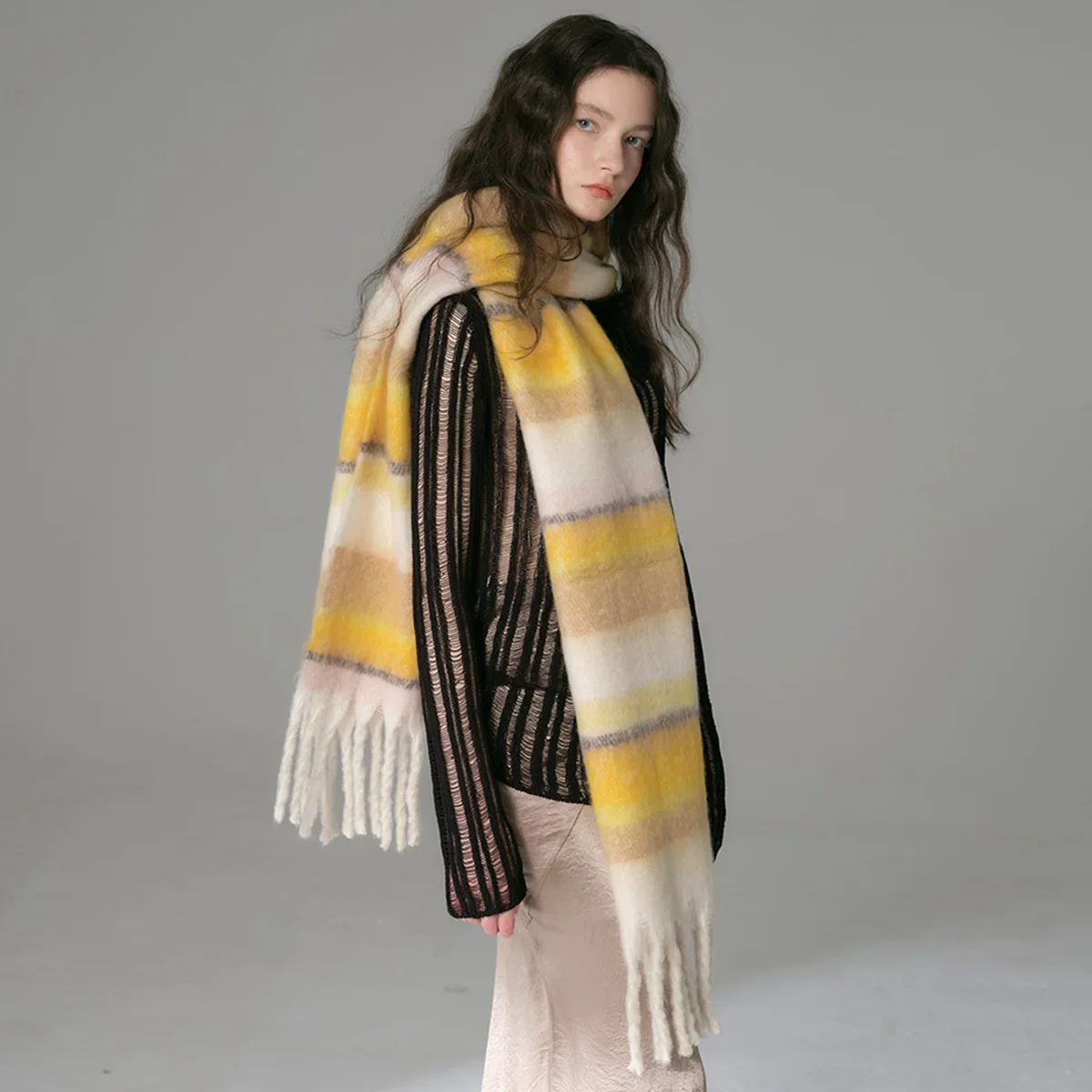 2024 New Femme Winter Net Red Plaid Scarf Women Thickening Couple Striped Print High-quality Imitation Cashmere Material T788
2024 New Femme Winter Net Red Plaid Scarf Women Thickening Couple Striped Print High-quality Imitation Cashmere Material T788