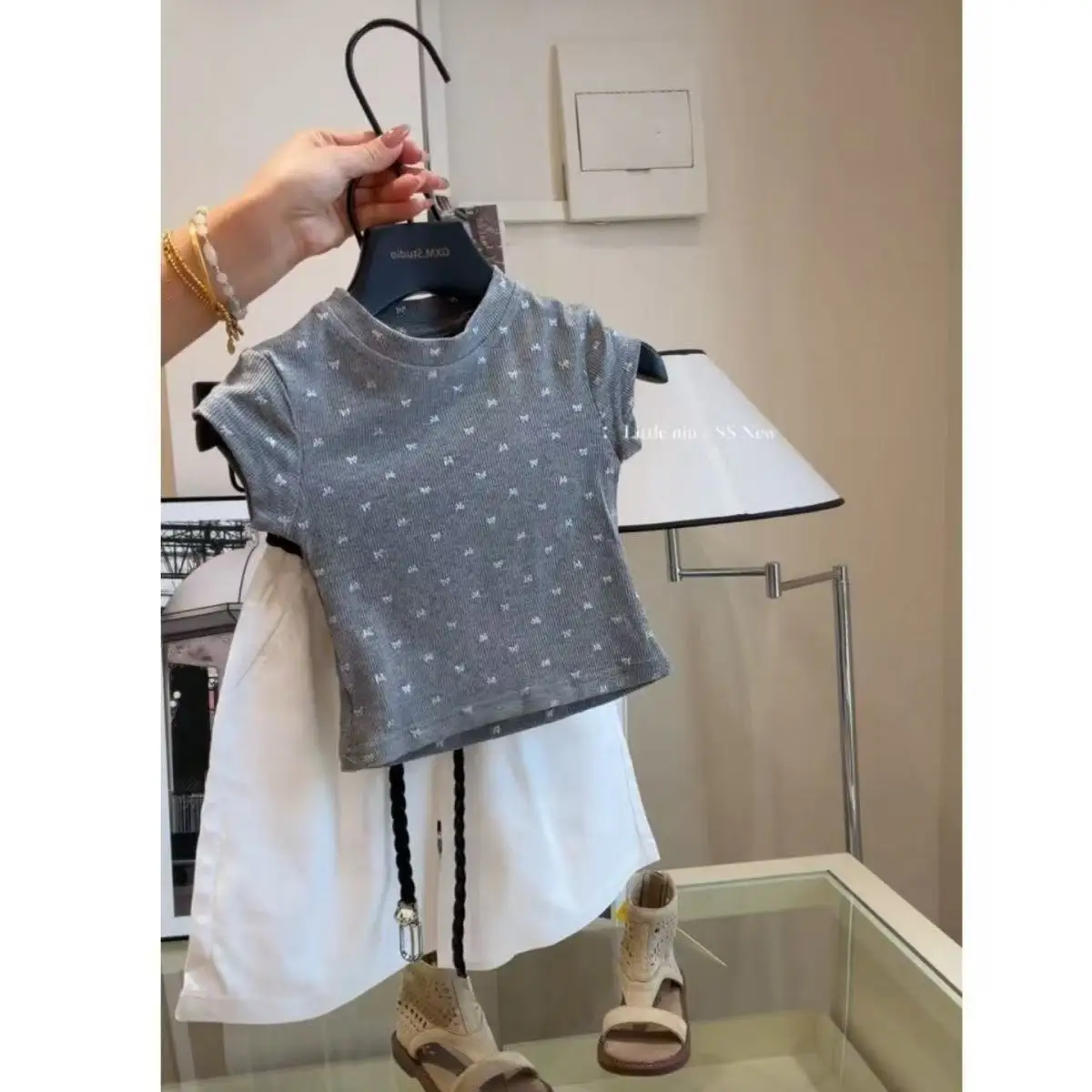 Girls' Summer Set New Style Children's Korean Fashion Short Sleeve T-shirt Casual White Middle Pants
Girls' Summer Set New Style Children's Korean Fashion Short Sleeve T-shirt Casual White Middle Pants
