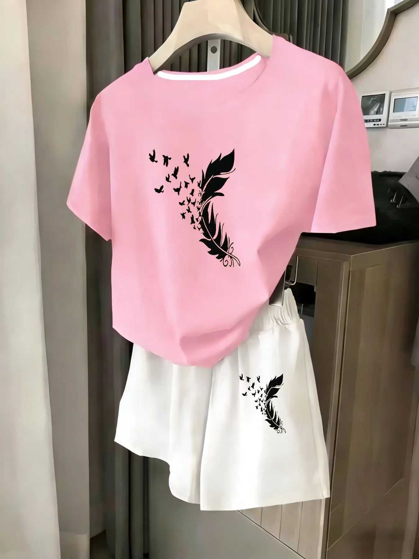 Ladies 2-Piece Set Summer Beach Vacation Casual round Neck Short Sleeve Random Print T-Shirt Elastic Waist Shorts Suit Comfortab
Ladies 2-Piece Set Summer Beach Vacation Casual round Neck Short Sleeve Random Print T-Shirt Elastic Waist Shorts Suit Comfortab