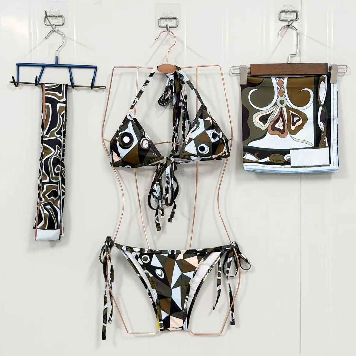 Classic Women's Geometric Ribbon Scarf Bikini Sets with Designer Signature Letter Logo Luxury Design Women's Two-Piece Swimsuits
Classic Women's Geometric Ribbon Scarf Bikini Sets with Designer Signature Letter Logo Luxury Design Women's Two-Piece Swimsuits