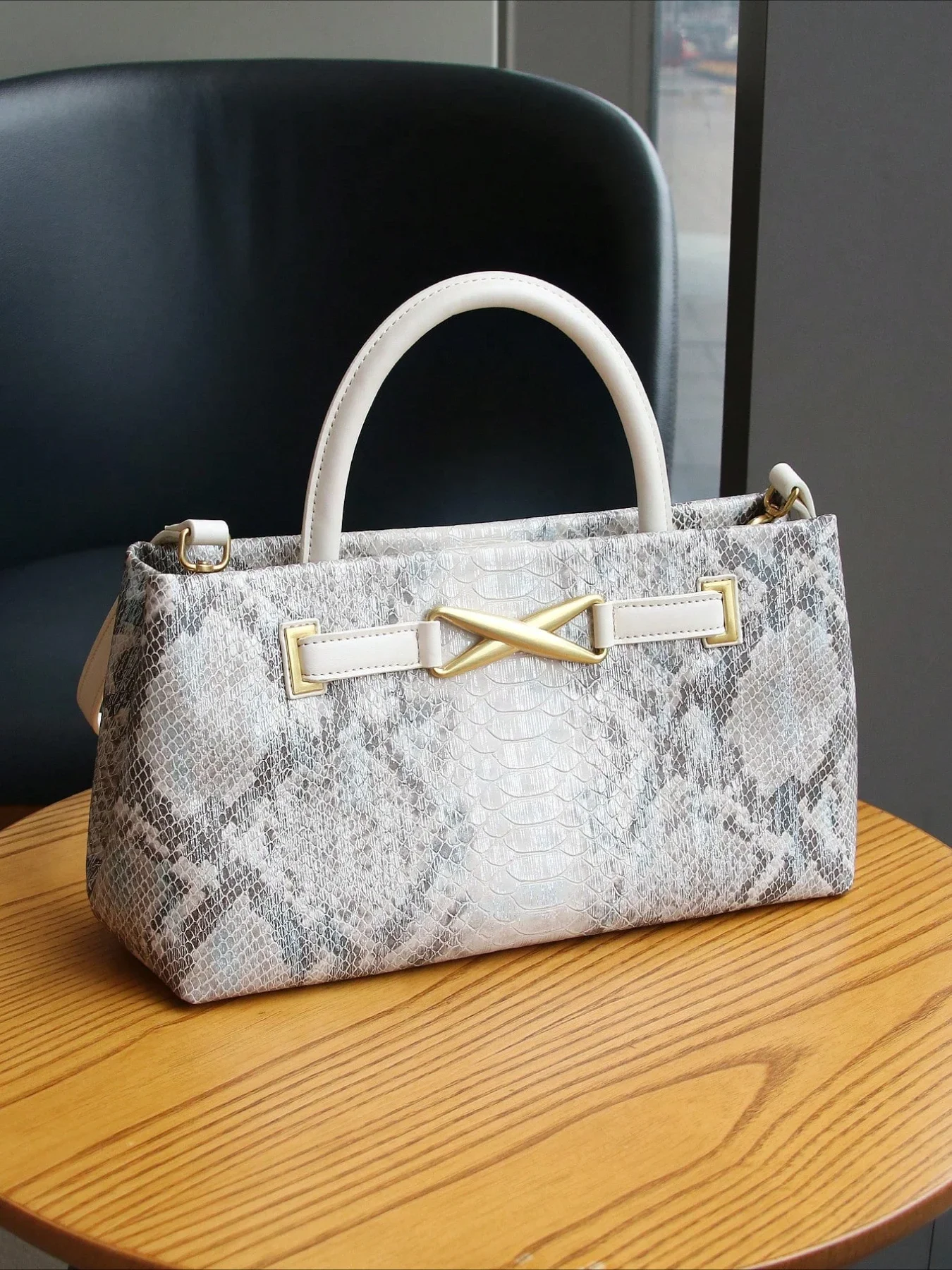 Cross-border European and American new fashion gradient snake pattern high-end large capacity versatile women's handbag.
Cross-border European and American new fashion gradient snake pattern high-end large capacity versatile women's handbag.