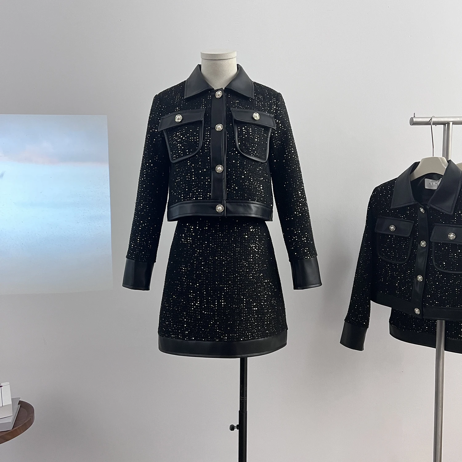 Socialite Stitching PU Leather Lapel Women's Suit Jacket 2024 New Autumn and Winter Fashion Retro Coat Top Skirt Two-pice Set
Socialite Stitching PU Leather Lapel Women's Suit Jacket 2024 New Autumn and Winter Fashion Retro Coat Top Skirt Two-pice Set