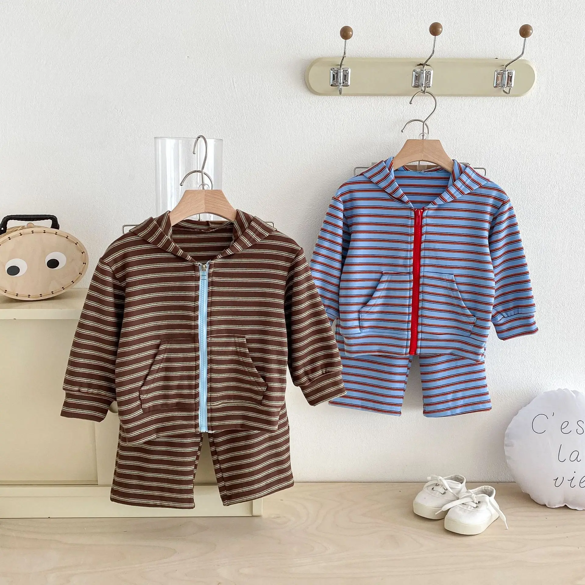 Новый весенний комплект детской одежды 2026: худи на молнии с капюшоном и брюки для мальчиков и девочек, 2 предмета, повседневный костюм в полоску для детей
Новый весенний комплект детской одежды 2026: худи на молнии с капюшоном и брюки для мальчиков и девочек, 2 предмета, повседневный костюм в полоску для детей