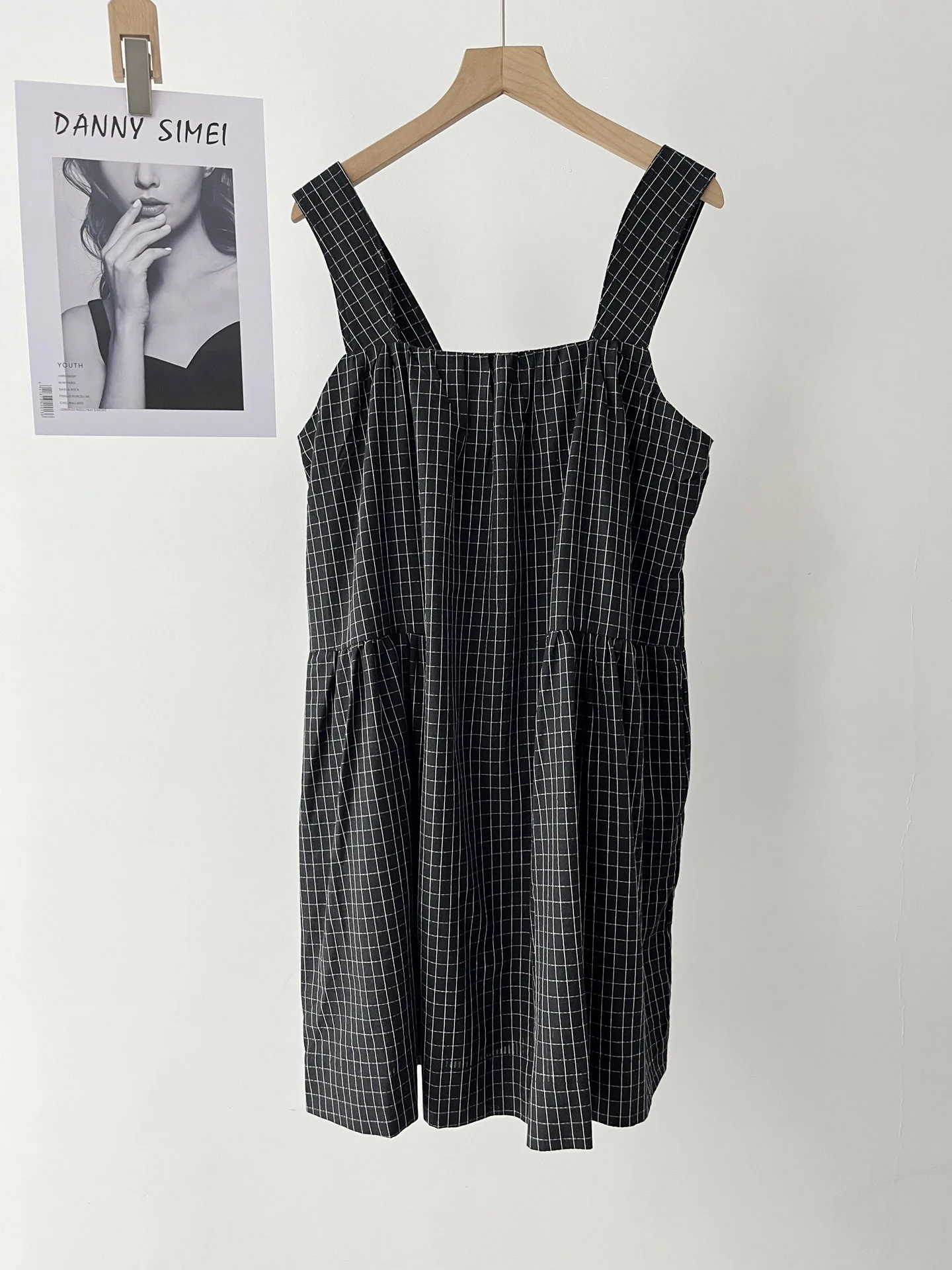 Women's casual version sleeveless plaid dress A-shaped skirt summer new product 41a-0634
Women's casual version sleeveless plaid dress A-shaped skirt summer new product 41a-0634