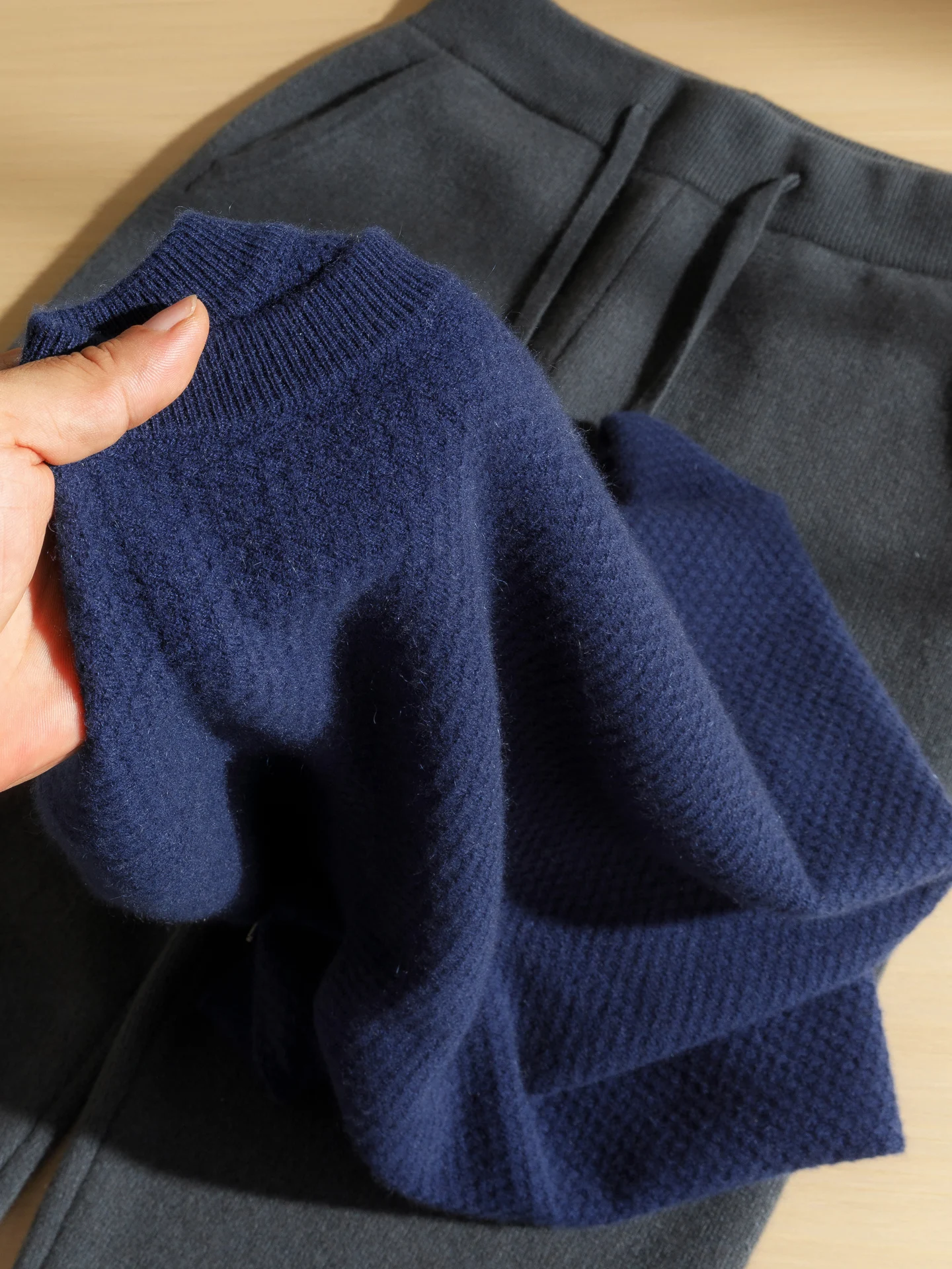 100% pure cashmere sweater men's round neck long sleeve pullover long sleeve sweater Joker in autumn and winter.
100% pure cashmere sweater men's round neck long sleeve pullover long sleeve sweater Joker in autumn and winter.