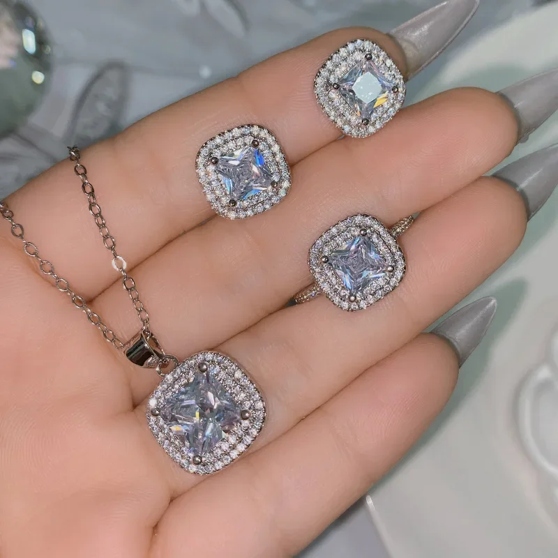 MDL Moissa!ite Style Artificial Emerald Moissan Full Circle Small Diamonds Pendant
MDL Moissa!ite Style Artificial Emerald Moissan Full Circle Small Diamonds Pendant