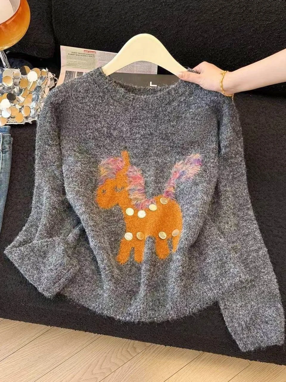 Вязаный свитер женский свободного кроя с вышивкой, мягкий, уютный, модный, с милым дизайном, для весны и осени
Вязаный свитер женский свободного кроя с вышивкой, мягкий, уютный, модный, с милым дизайном, для весны и осени