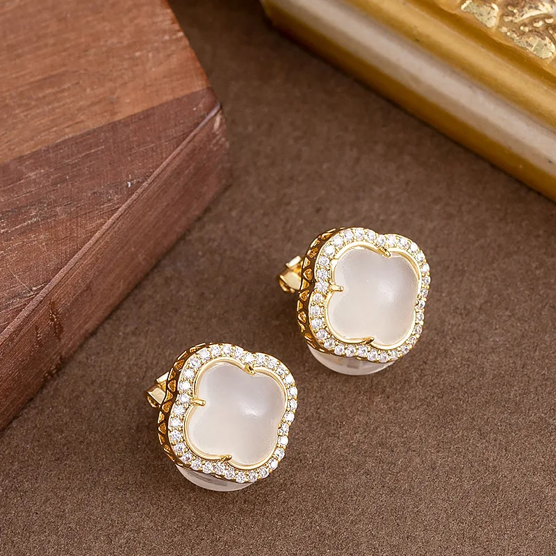 Elegant and sweet diamond-encrusted zircon imitation chalcedony four-leaf clover non-pierced ear clips high-end commuter earring
Elegant and sweet diamond-encrusted zircon imitation chalcedony four-leaf clover non-pierced ear clips high-end commuter earring