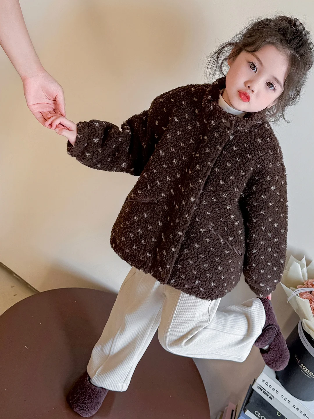 Зимнее пальто Jaet Lamb с бархатной подкладкой и сердечками для девочек, модная детская хлопковая одежда для детей среднего и большого размера
Зимнее пальто Jaet Lamb с бархатной подкладкой и сердечками для девочек, модная детская хлопковая одежда для детей среднего и большого размера