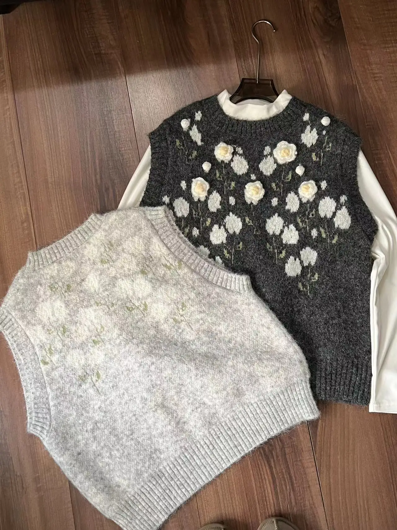 Chic Layered Knitted Sweater Vest Casual Versatile Autumn Winter Atmosphere Monet Garden Single Piece Polyester Blend Daily Wear
Chic Layered Knitted Sweater Vest Casual Versatile Autumn Winter Atmosphere Monet Garden Single Piece Polyester Blend Daily Wear
