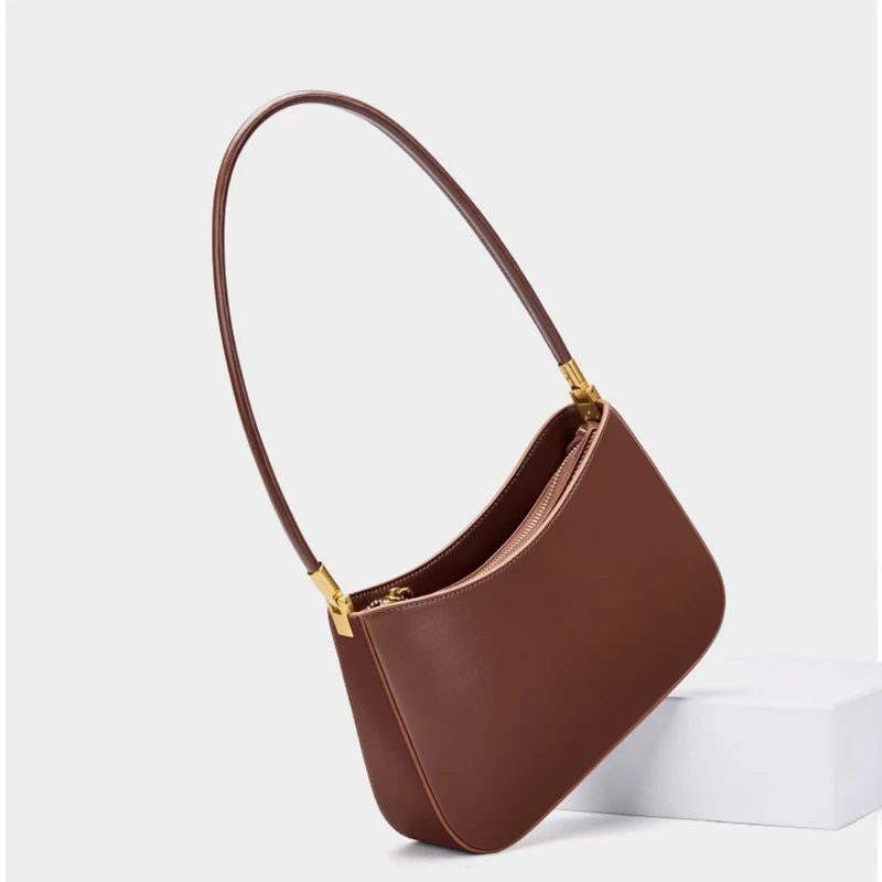 Французская сумка подмышки 2025, новая кожаная сумка простого дизайна, пригородная сумка, модная и универсальная женская винтажная сумка из воловьей кожи 
Французская сумка подмышки 2025, новая кожаная сумка простого дизайна, пригородная сумка, модная и универсальная женская винтажная сумка из воловьей кожи