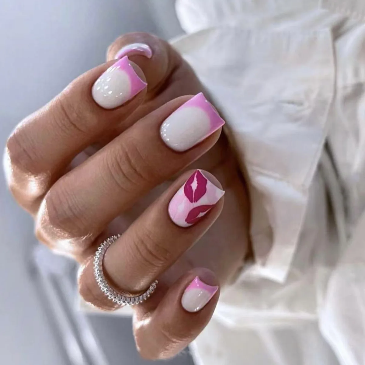 24pcs Simple Pink French Fake Nails Tips Cartoon Lip Print Design Short Square Stick on False Nail Acrylic Ballet Press on Nails
24pcs Simple Pink French Fake Nails Tips Cartoon Lip Print Design Short Square Stick on False Nail Acrylic Ballet Press on Nails