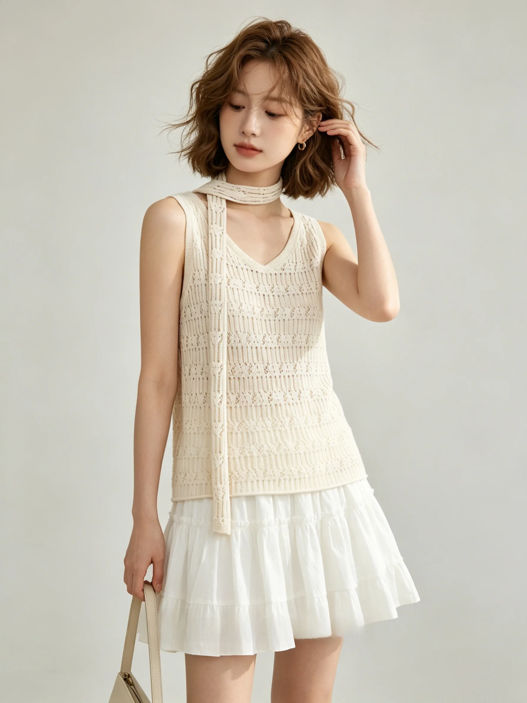 Gentle Korean Style V-Neck Knitted Vest Skin-Friendly Strapless Hollow out Summer Sleeveless Slimming Top for Young Women
Gentle Korean Style V-Neck Knitted Vest Skin-Friendly Strapless Hollow out Summer Sleeveless Slimming Top for Young Women