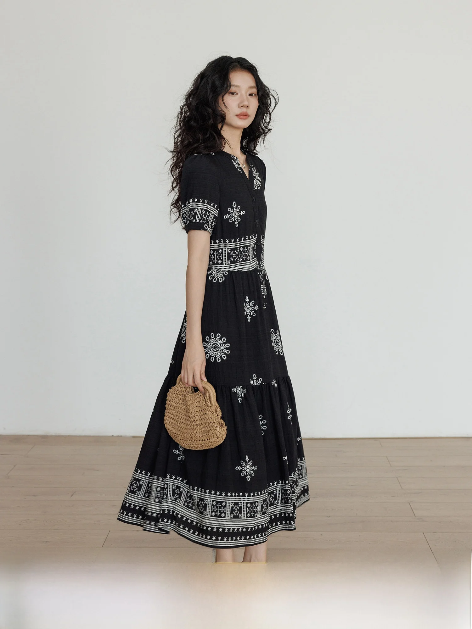 Vastand Summer V-Neck Print Retro Short Sleeve Slimming Dress Women's New Design Long A-Line Skirt High Waist Commute Style
Vastand Summer V-Neck Print Retro Short Sleeve Slimming Dress Women's New Design Long A-Line Skirt High Waist Commute Style