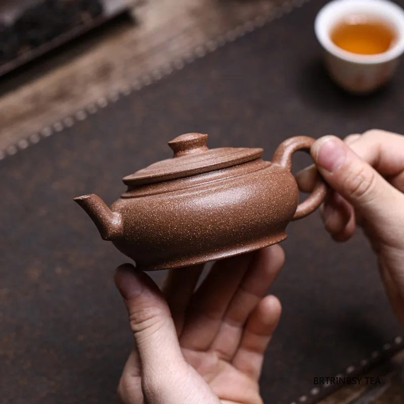 140 мл китайский чайник Исин из фиолетовой глины, красивый чайник для заварки чая, традиционный чайник ручной работы Цзыша, бытовой чайный сервиз, чайный сервиз
140 мл китайский чайник Исин из фиолетовой глины, красивый чайник для заварки чая, традиционный чайник ручной работы Цзыша, бытовой чайный сервиз, чайный сервиз