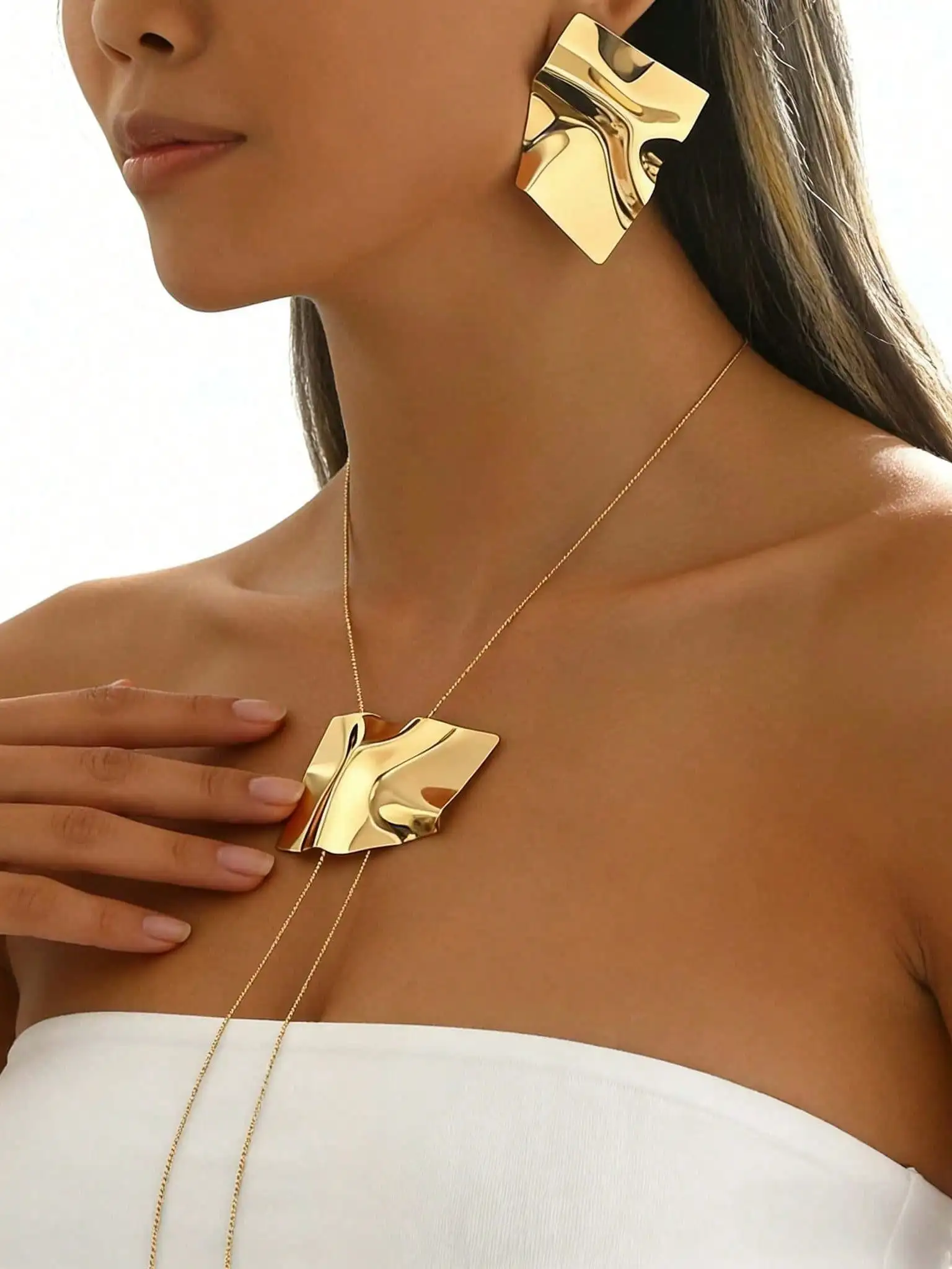 Luxurious 2-Piece Set Asymmetric Metal Earrings with European Folded Texture Individualistic Oversized Necklace And Earring Ense
Luxurious 2-Piece Set Asymmetric Metal Earrings with European Folded Texture Individualistic Oversized Necklace And Earring Ense
