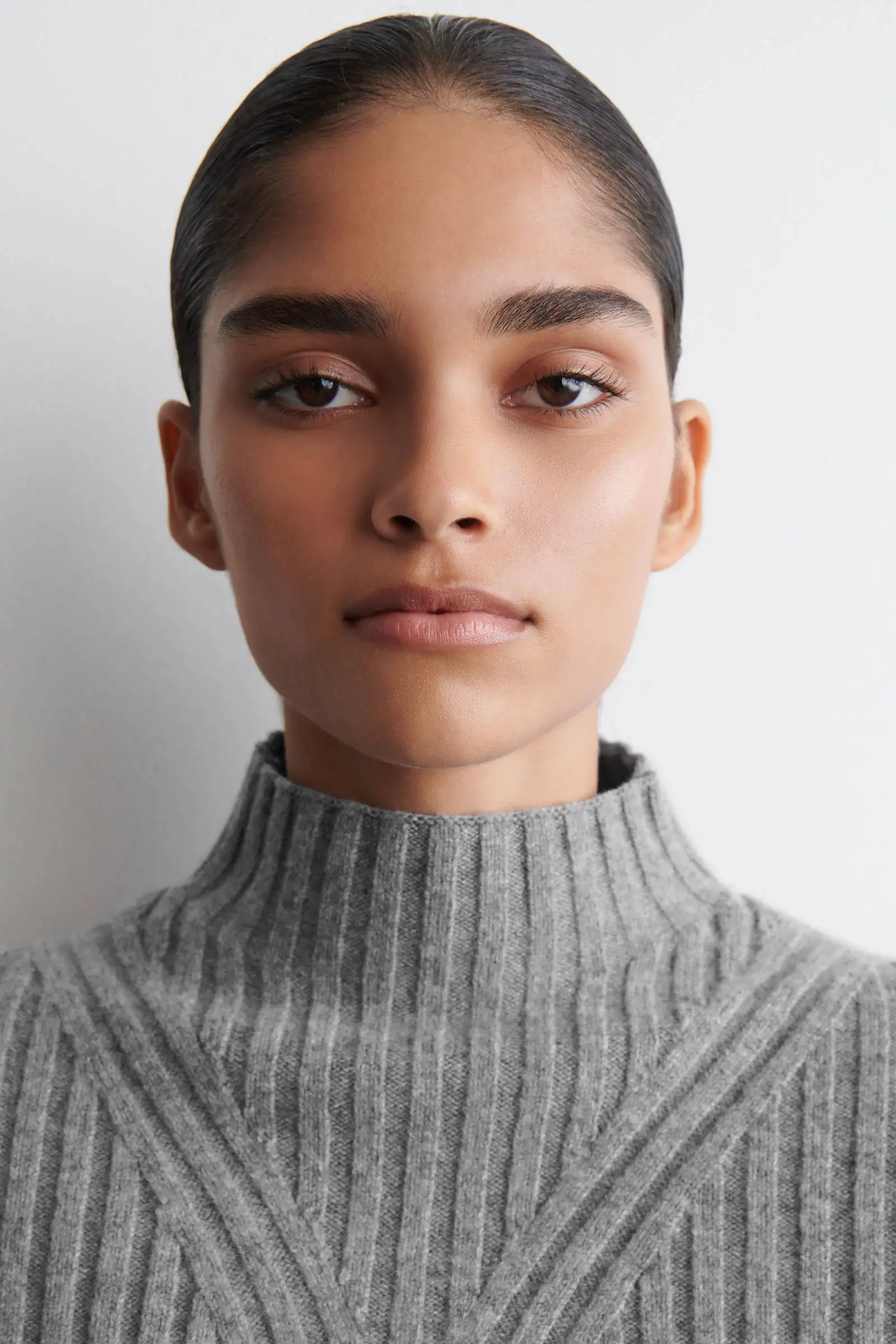 XIMIAN APPAREL 2026 cos spring new style of Ladies' Casual Fitted silhouette ribbed chimney collar grey knitted sweater
XIMIAN APPAREL 2026 cos spring new style of Ladies' Casual Fitted silhouette ribbed chimney collar grey knitted sweater