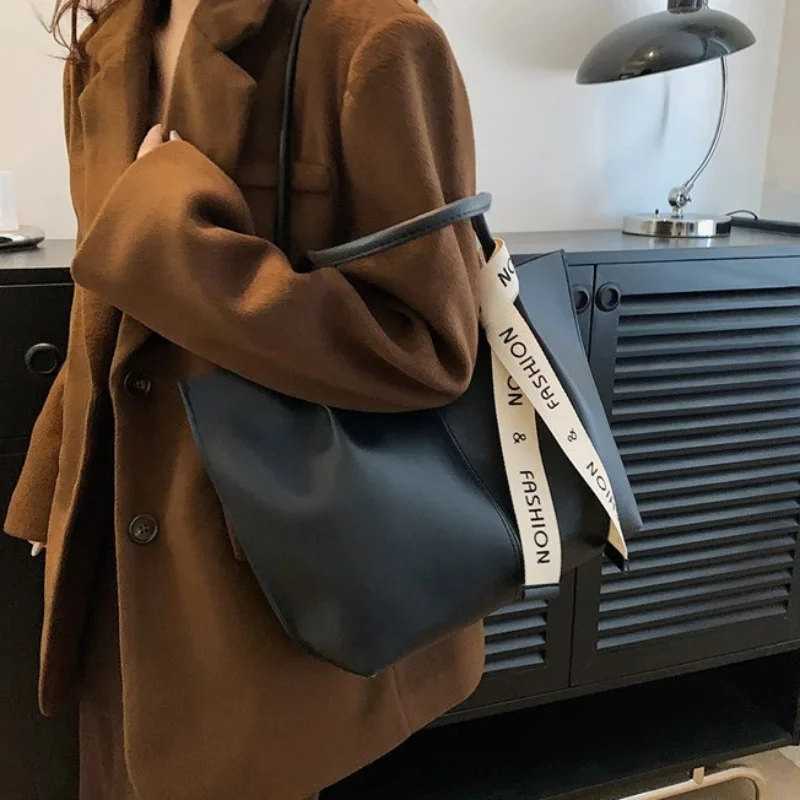 Women's bag New summer black handbag large capacity shoulder bag niche commuter woman bag Tote bag
Women's bag New summer black handbag large capacity shoulder bag niche commuter woman bag Tote bag