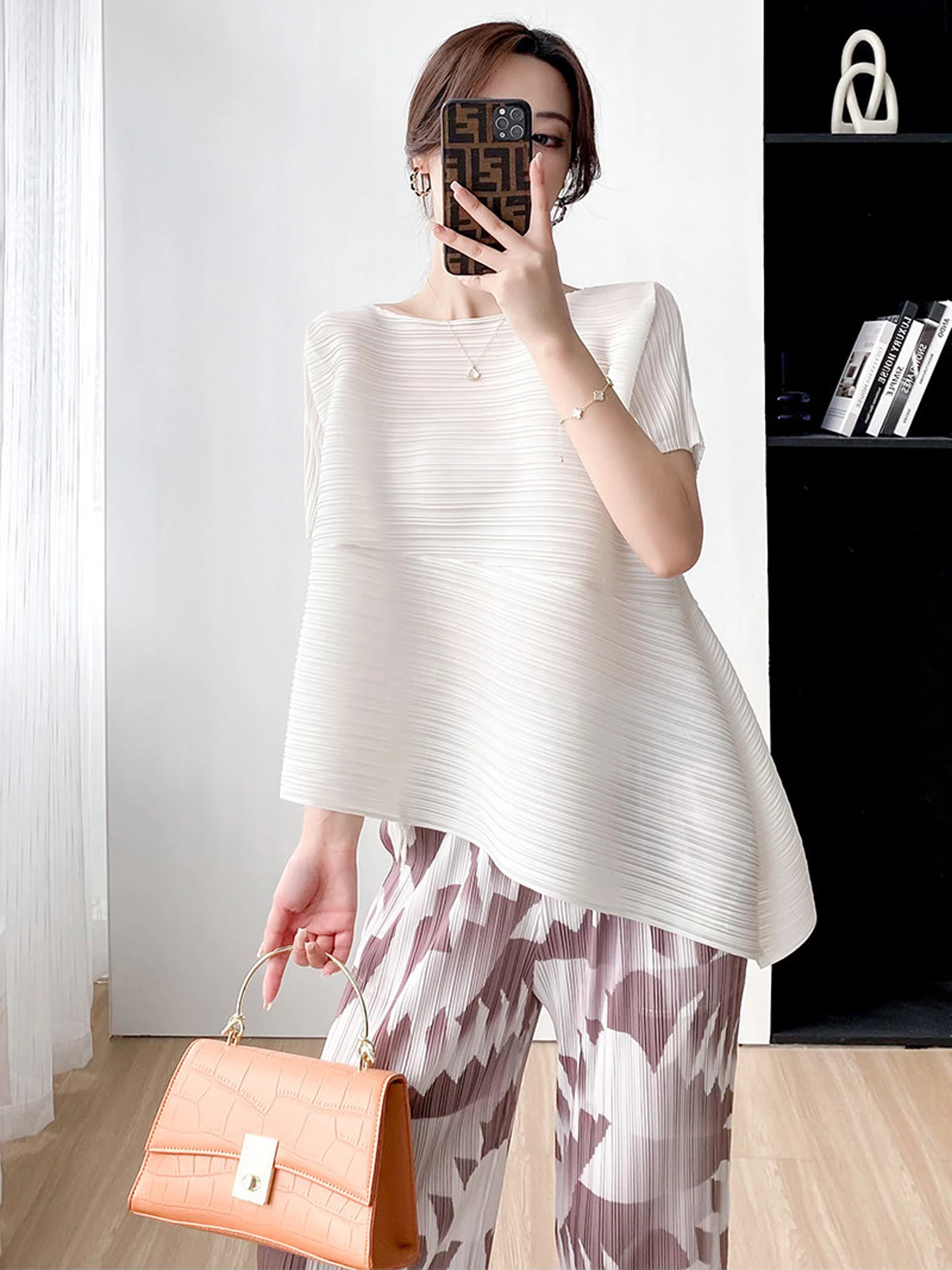 Slimming Effect Midi Length Short Sleeve Women's T-Shirt Pleated Pure Color Commute Style Polyester Fiber round Neck Top
Slimming Effect Midi Length Short Sleeve Women's T-Shirt Pleated Pure Color Commute Style Polyester Fiber round Neck Top