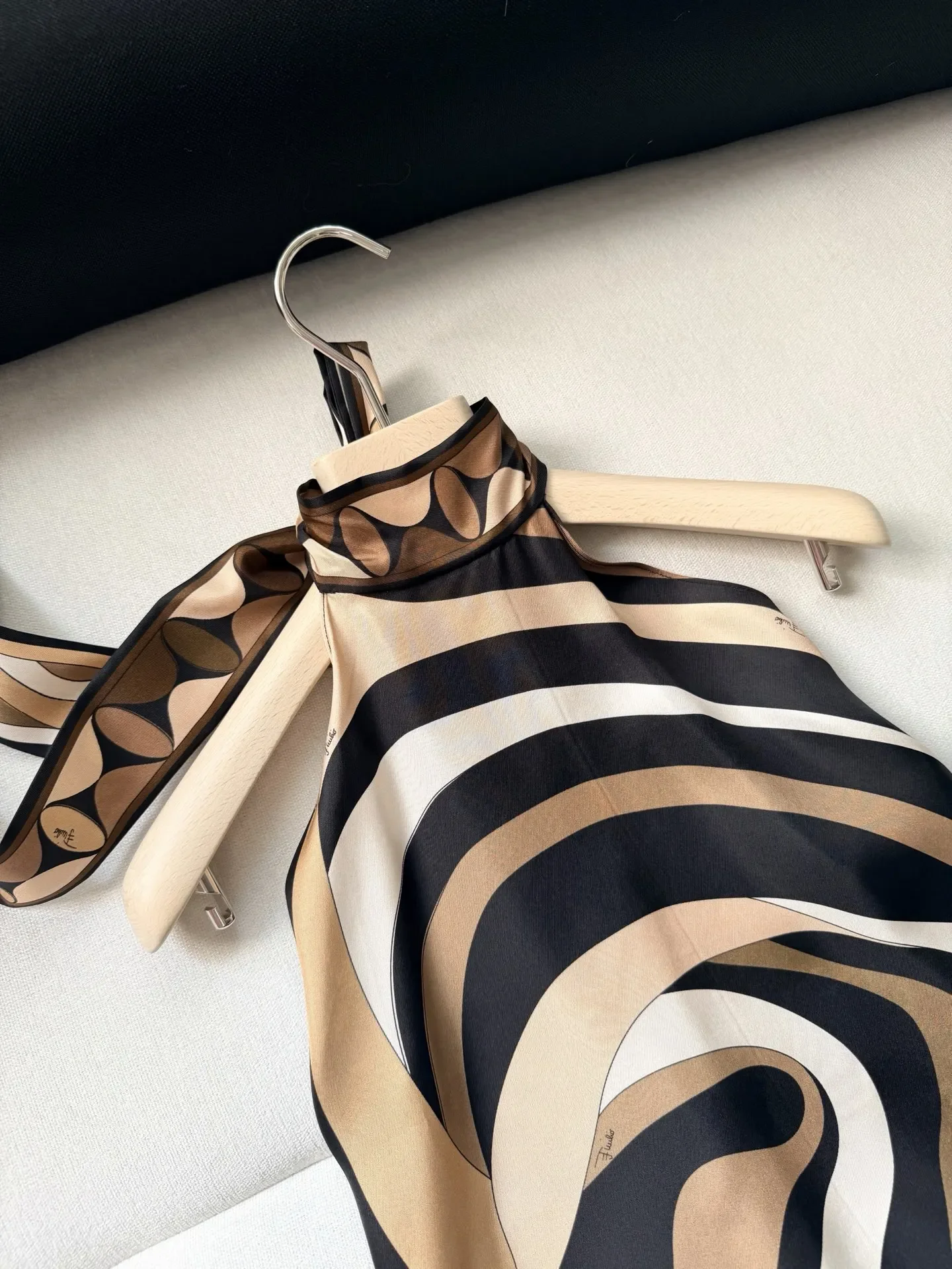 Fashionable and Wealthy 100% twill silk printed top
Fashionable and Wealthy 100% twill silk printed top