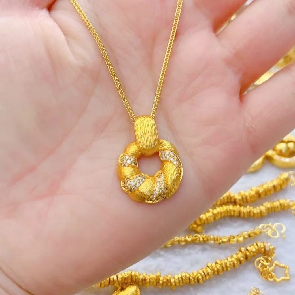 Diamond-Studded Bread Twist Pendant Women's 24K Gold AU999 - Pure gold diamond jewelry, low-key luxury, for office days
Diamond-Studded Bread Twist Pendant Women's 24K Gold AU999 - Pure gold diamond jewelry, low-key luxury, for office days