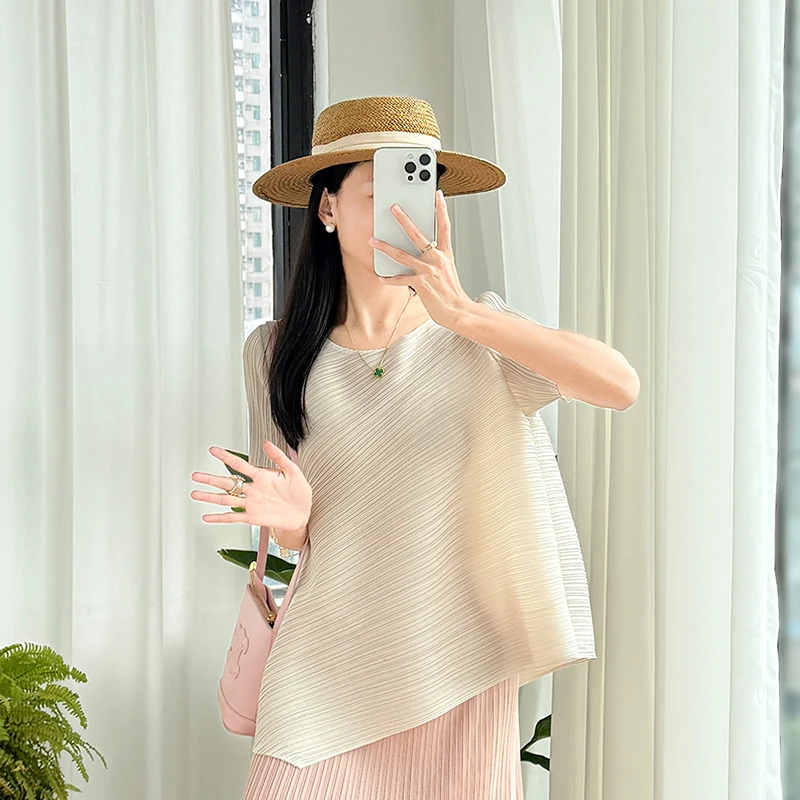 Miyake Pleated Irregular Top 2025 Summer New Vacation Style Solid Color Loose Thin Short-sleeved T-shirt
Miyake Pleated Irregular Top 2025 Summer New Vacation Style Solid Color Loose Thin Short-sleeved T-shirt