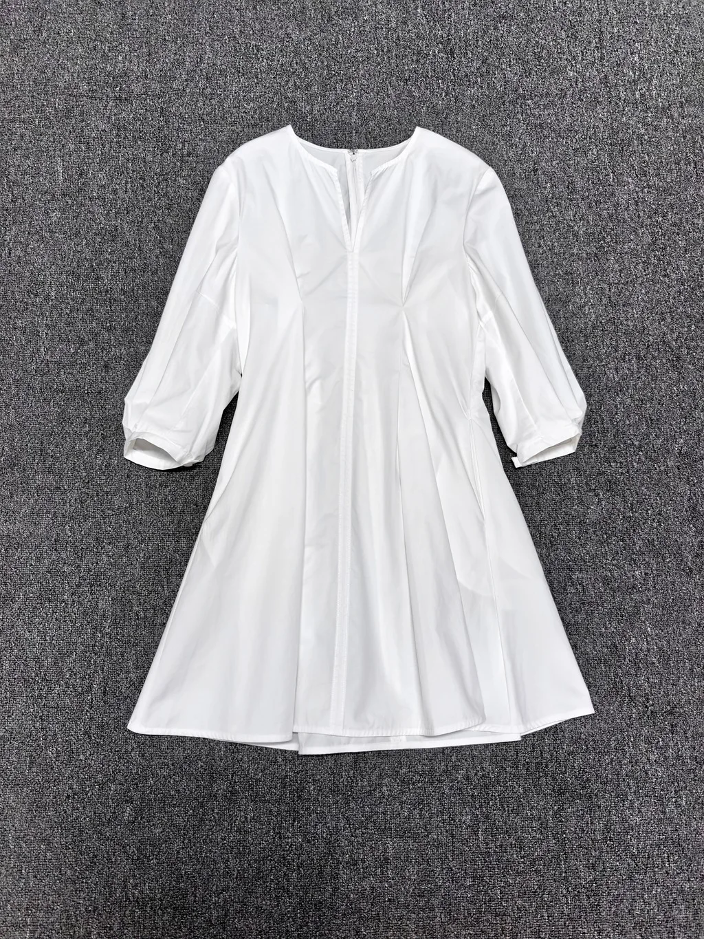Minimalist V-Neck Fitted Waist Dress, 2026 Spring/Summer New Style, Lantern Sleeves, Slimming A-Line Skirt
Minimalist V-Neck Fitted Waist Dress, 2026 Spring/Summer New Style, Lantern Sleeves, Slimming A-Line Skirt