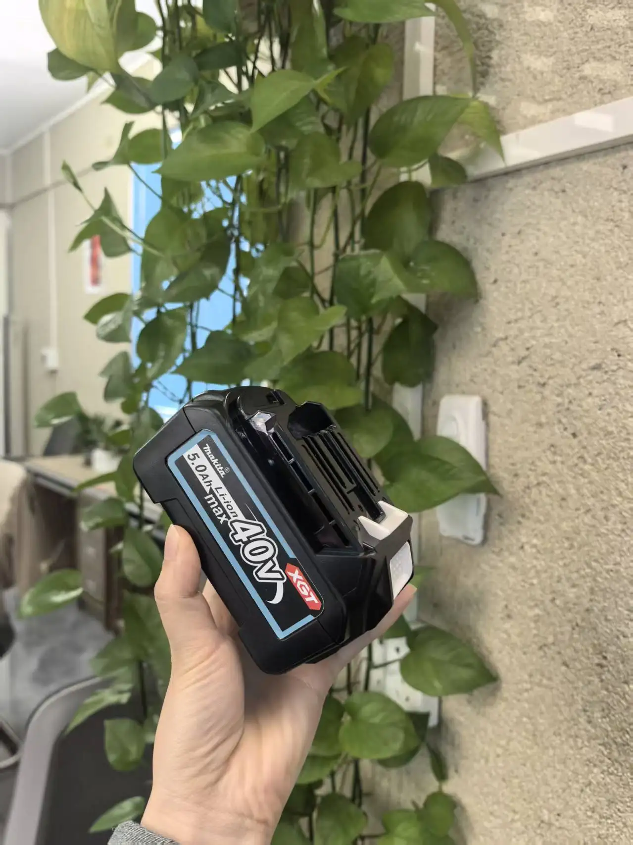 Makita 5.0Ah 40V MAX XGT BL40 Series Lithium Ion Battery New Original Condition for Tools Compatible with BL4020 BL4025 BL4040
Makita 5.0Ah 40V MAX XGT BL40 Series Lithium Ion Battery New Original Condition for Tools Compatible with BL4020 BL4025 BL4040