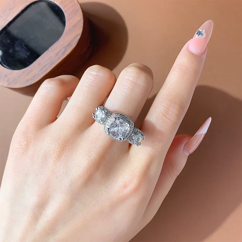 European and American Celebrities' Identical Jewelry -High-end and Luxurious Lace-shaped Sparkling Blue Sapphire Engagement Ring
European and American Celebrities' Identical Jewelry -High-end and Luxurious Lace-shaped Sparkling Blue Sapphire Engagement Ring