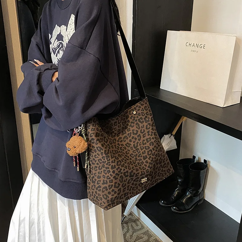 Women's Large Capacity Leopard Print Deformable Canvas Shoulder Bag With Pendant Oversized Shopping Tote Bag
Women's Large Capacity Leopard Print Deformable Canvas Shoulder Bag With Pendant Oversized Shopping Tote Bag