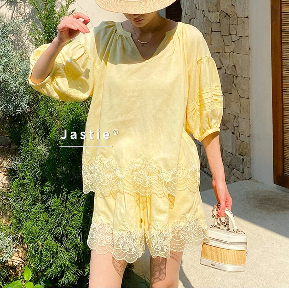 Sweet Yellow Lace Hem 2 Piece Set Women Summer V-Neck Lantern Sleeve Top And Shorts Suit Casual Chic Beach Vacation Outfits New
Sweet Yellow Lace Hem 2 Piece Set Women Summer V-Neck Lantern Sleeve Top And Shorts Suit Casual Chic Beach Vacation Outfits New