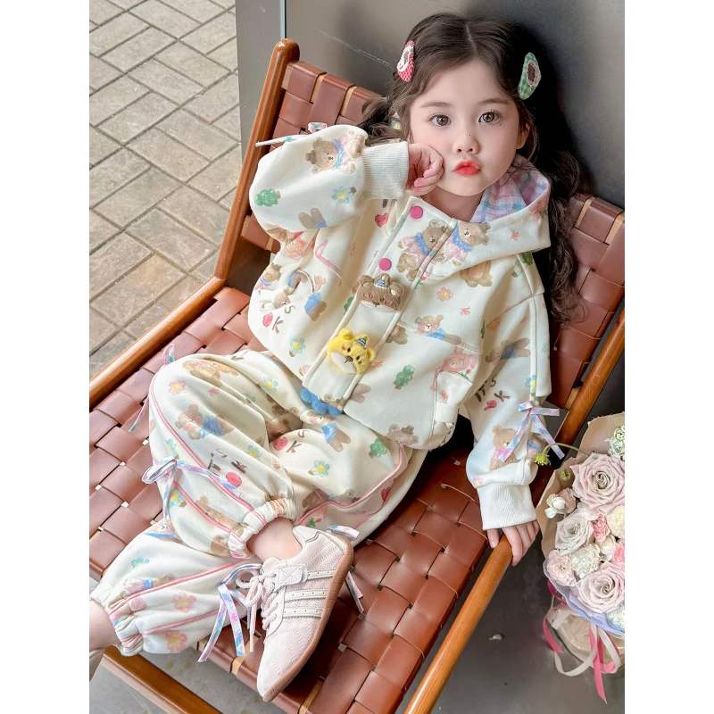 Girls' Full Print Cartoon Bear Set for Autumn2025New stylish children's girl baby spring and autumn hooded two-piece set 
Girls' Full Print Cartoon Bear Set for Autumn2025New stylish children's girl baby spring and autumn hooded two-piece set