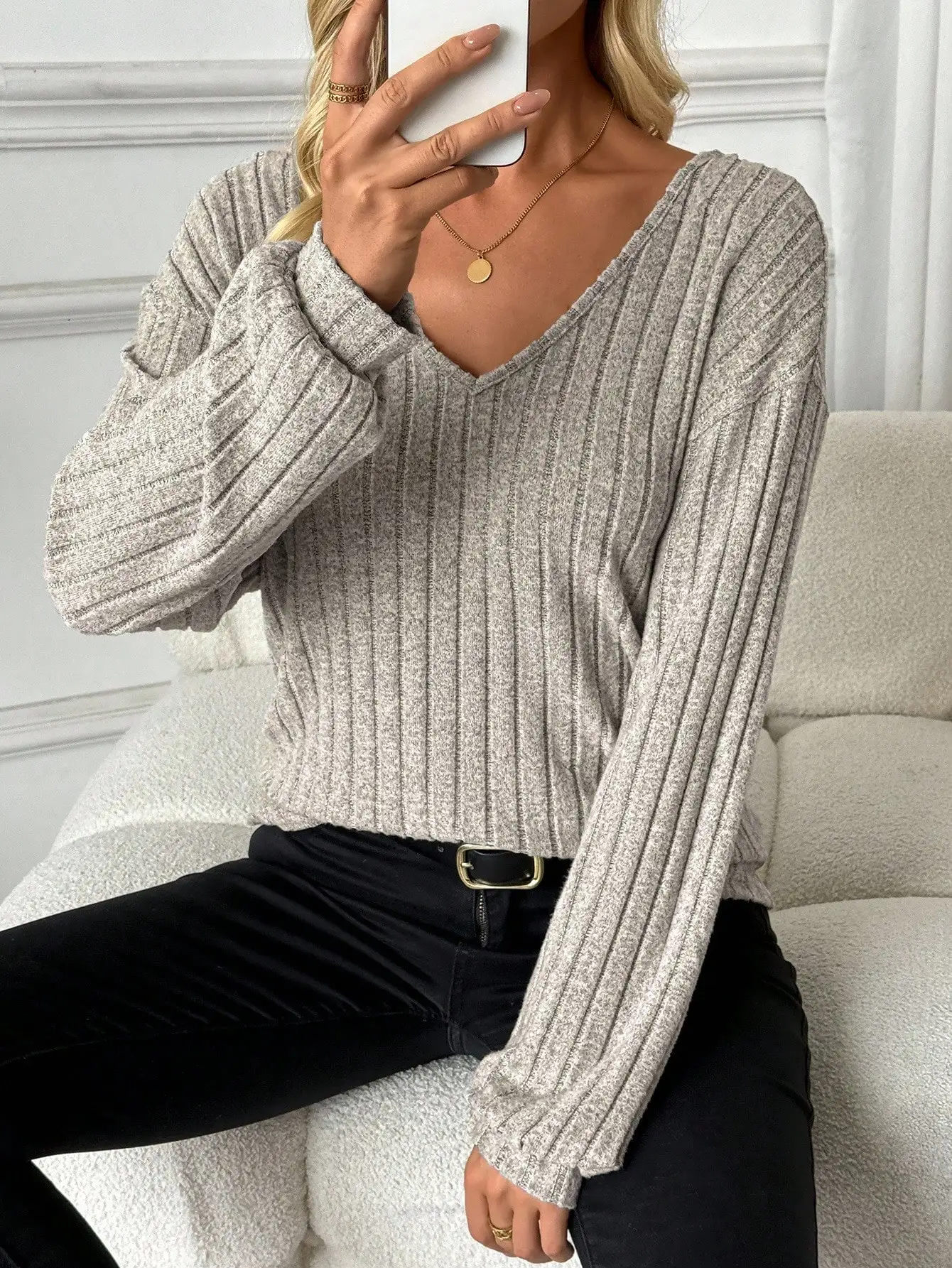 Women's Casual V-Neck Ribbed Long Sleeve Sweater With Back Bow
Women's Casual V-Neck Ribbed Long Sleeve Sweater With Back Bow