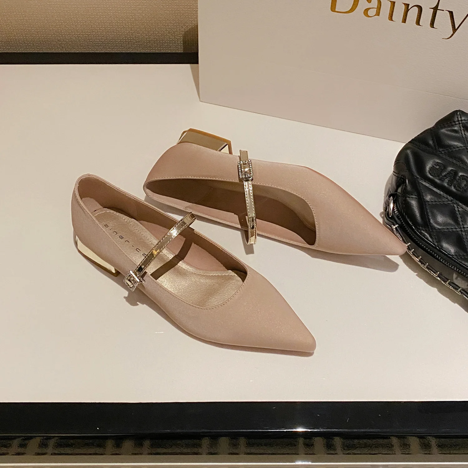 Удобные туфли на плоской подошве Bloom Step, женские новые туфли Мэри Джейн с острым носком, простые французские туфли на низком каблуке с легким вырезом
Удобные туфли на плоской подошве Bloom Step, женские новые туфли Мэри Джейн с острым носком, простые французские туфли на низком каблуке с легким вырезом