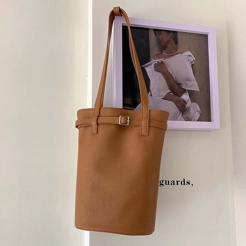 2025 New Shoulder Bag Women's Soft Leather Large Capacity Tote Bags High-end PU Leather Bucket Pouch Female Commuting Handbags
2025 New Shoulder Bag Women's Soft Leather Large Capacity Tote Bags High-end PU Leather Bucket Pouch Female Commuting Handbags
