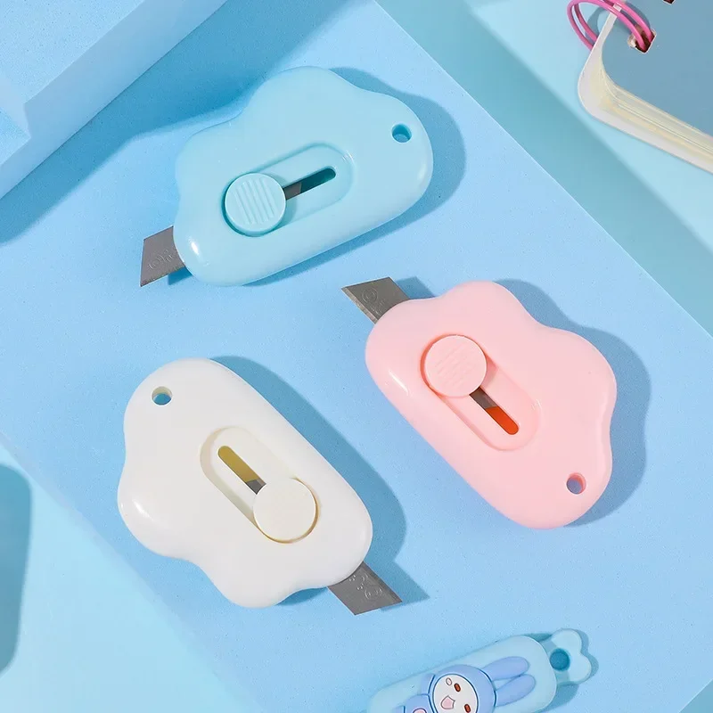 Мини-практические универсальные ножи Kawaii, резак для бумаги, выдвижная открывалка для конвертов, карманный нож, школьные канцелярские принадлежности
Мини-практические универсальные ножи Kawaii, резак для бумаги, выдвижная открывалка для конвертов, карманный нож, школьные канцелярские принадлежности
