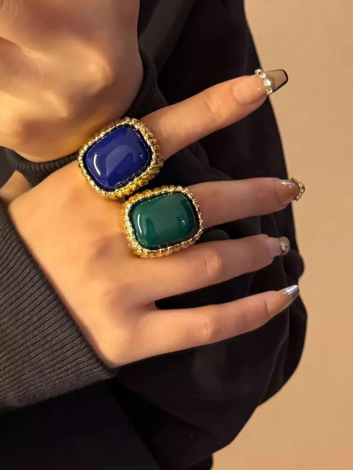 Большое квадратное кольцо из смолы для женщин, эффектное роскошное винтажное кольцо на палец, модный ювелирный аксессуар
Большое квадратное кольцо из смолы для женщин, эффектное роскошное винтажное кольцо на палец, модный ювелирный аксессуар