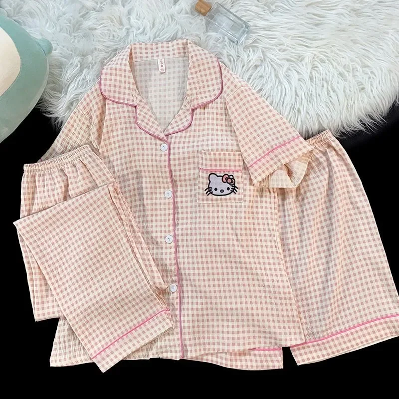 Розовая женская клетчатая пижама Hello Kitty, летние милые шорты с короткими рукавами и брюки, комплект из трех предметов, домашняя одежда Sanrio
Розовая женская клетчатая пижама Hello Kitty, летние милые шорты с короткими рукавами и брюки, комплект из трех предметов, домашняя одежда Sanrio
