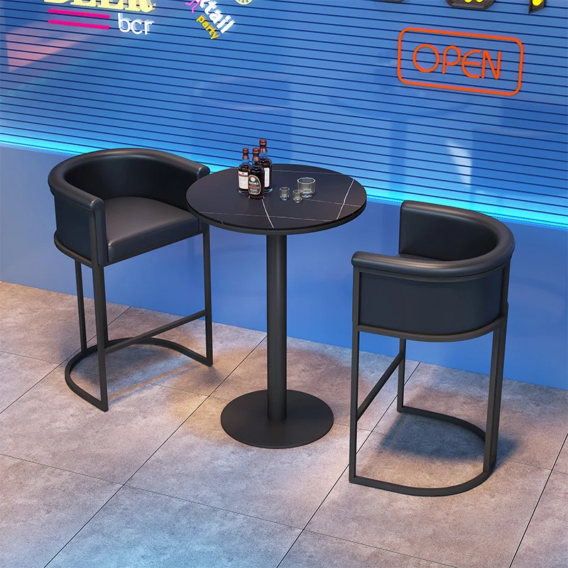 Комплект мебели в американском стиле: прозрачный барный стол и высокие стулья с каменной столешницей, свободная компоновка для небольших уличных ресторанов и кофеен
Комплект мебели в американском стиле: прозрачный барный стол и высокие стулья с каменной столешницей, свободная компоновка для небольших уличных ресторанов и кофеен