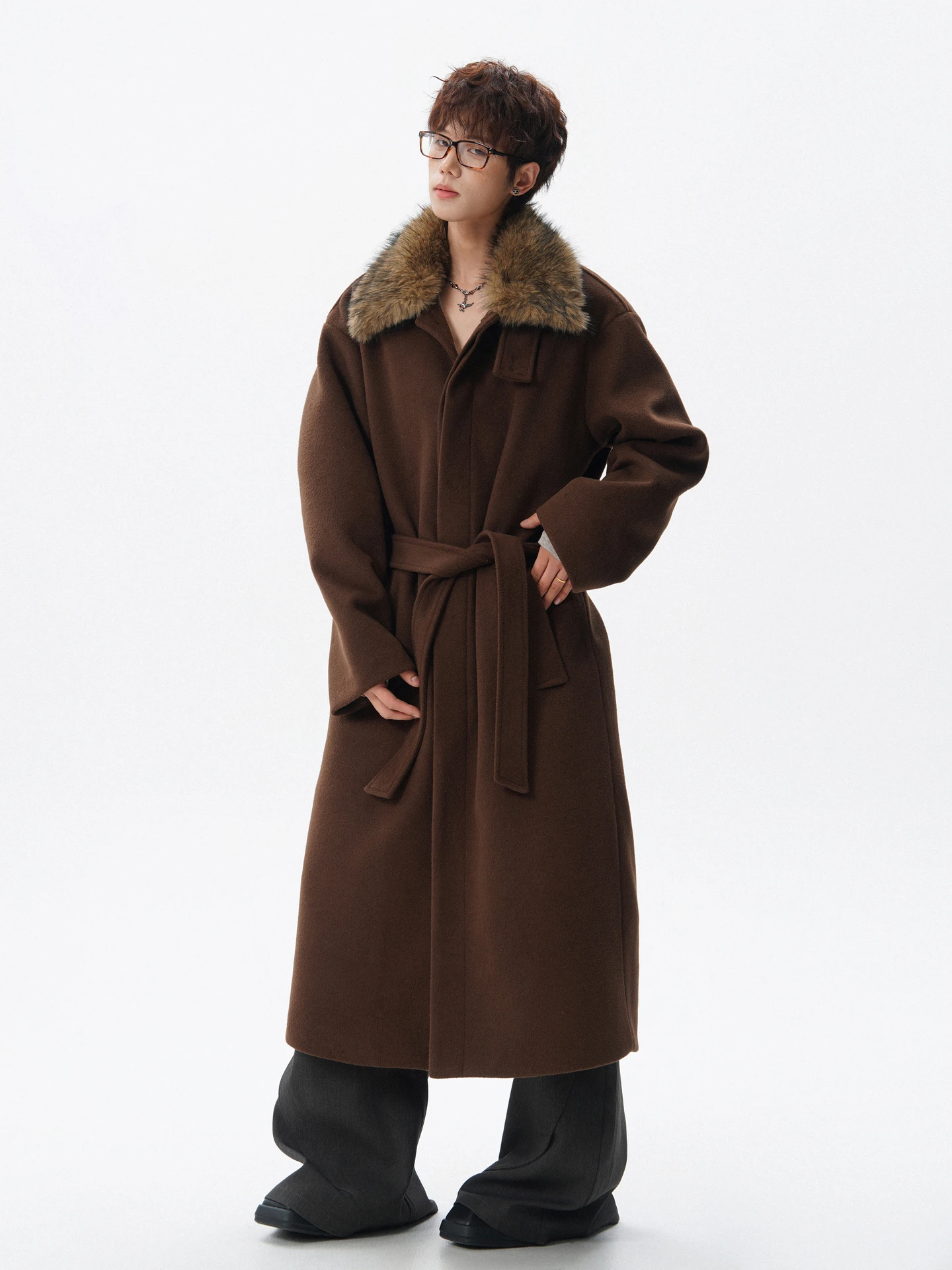 Шерстяное пальто Thiened с меховым воротником для мужчин, осенне-зимнее, свободного кроя, средней длины, теплое, в стиле ретро, с ощущением высокого класса, молодежный тренд
Шерстяное пальто Thiened с меховым воротником для мужчин, осенне-зимнее, свободного кроя, средней длины, теплое, в стиле ретро, с ощущением высокого класса, молодежный тренд