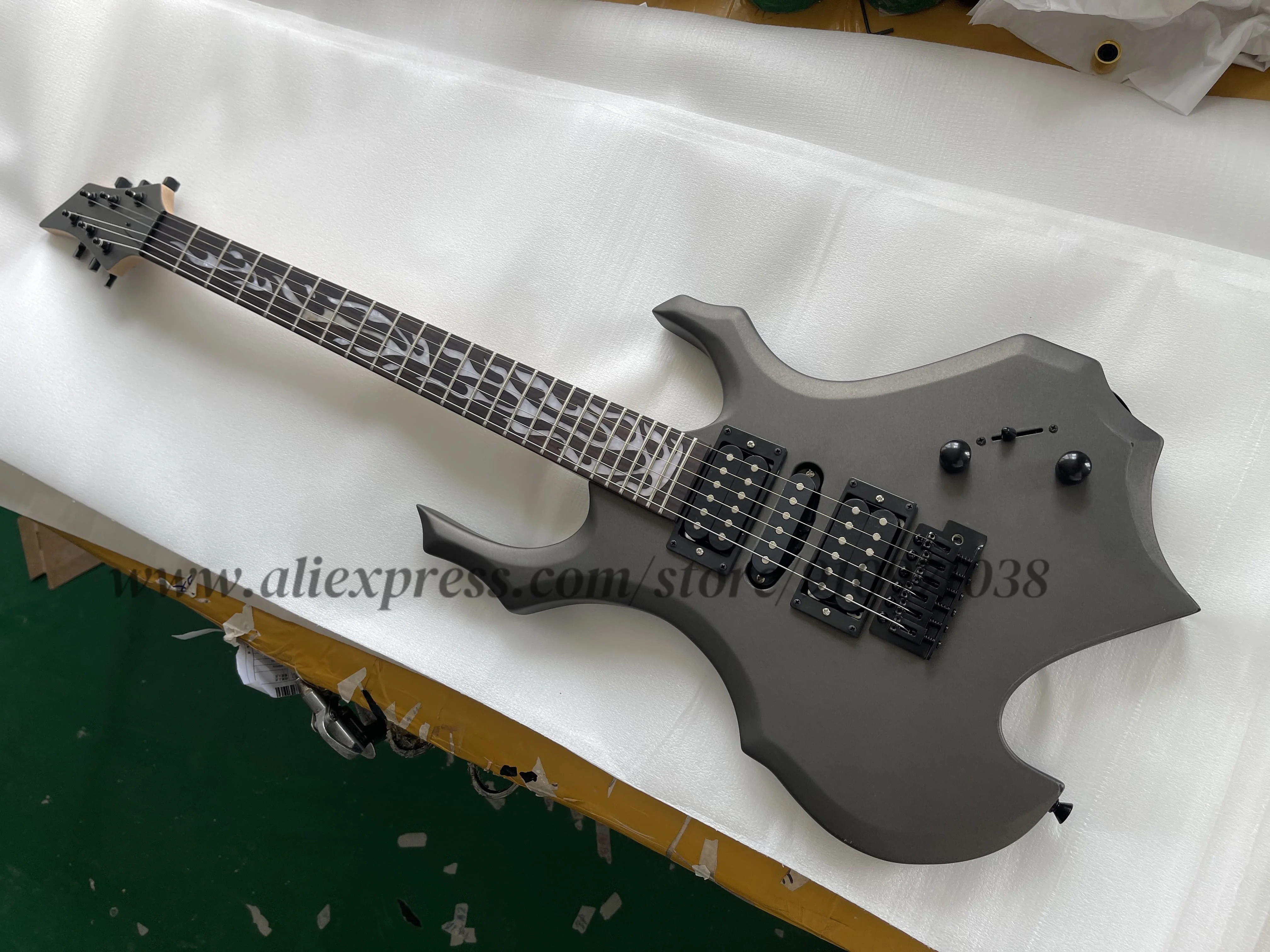 Classic 4 string bass, walnut body, 4003 bass, maple fingerboard through the body, fixed bridge, white pickup board, factory cus
Classic 4 string bass, walnut body, 4003 bass, maple fingerboard through the body, fixed bridge, white pickup board, factory cus