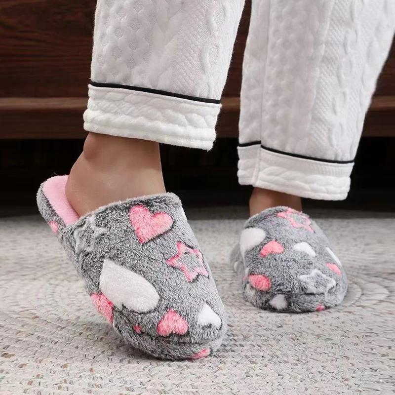 Модные женские домашние тапочки с узором в виде сердца, женские осенне-зимние теплые плюшевые шлепанцы, женские удобные тапочки на мягкой подошве для спальни 
Модные женские домашние тапочки с узором в виде сердца, женские осенне-зимние теплые плюшевые шлепанцы, женские удобные тапочки на мягкой подошве для спальни