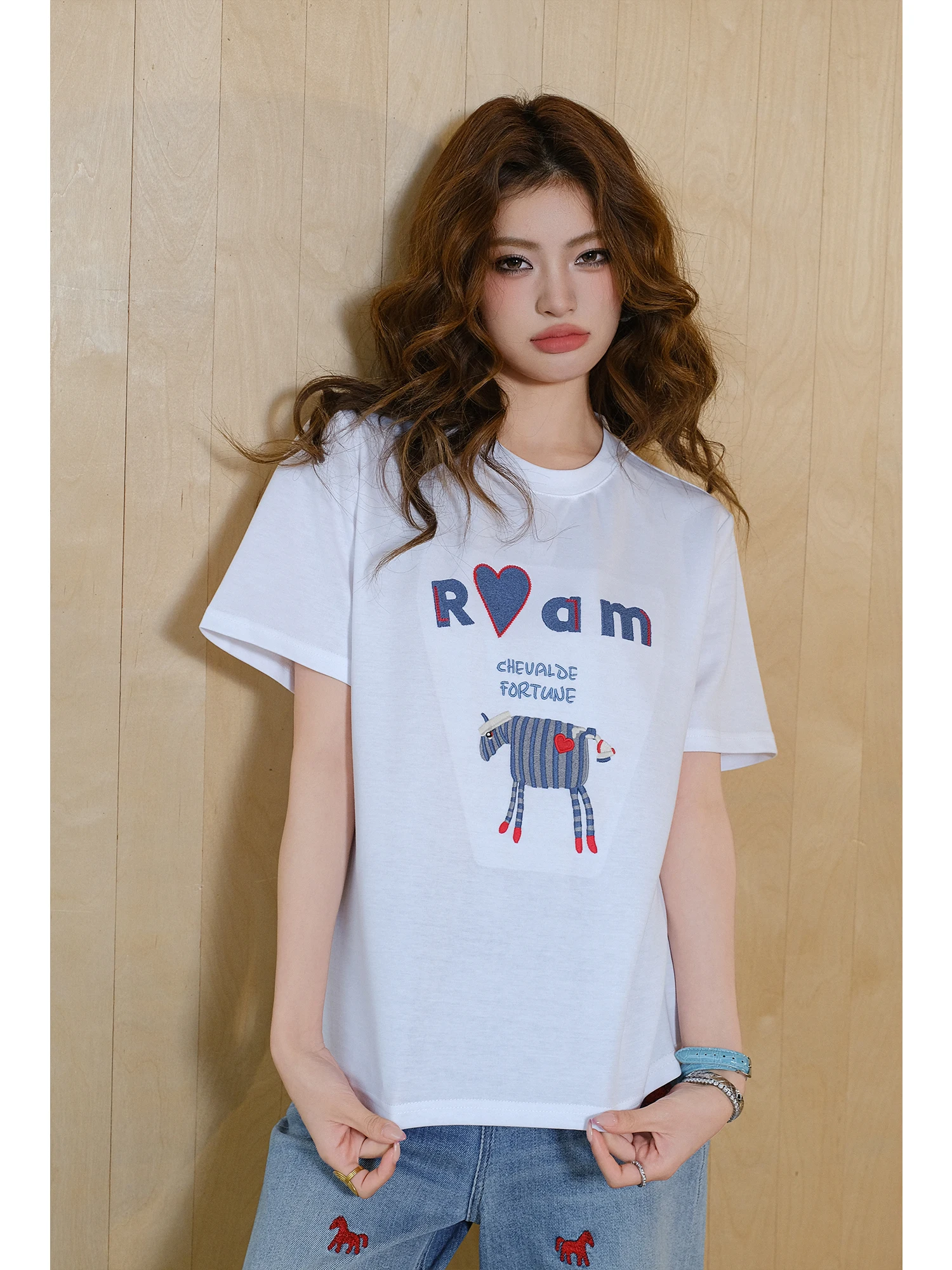 Белая футболка MIUCO с вышитыми буквами, круглым вырезом, коротким рукавом, из хлопка, повседневная, модная, для женщин
Белая футболка MIUCO с вышитыми буквами, круглым вырезом, коротким рукавом, из хлопка, повседневная, модная, для женщин