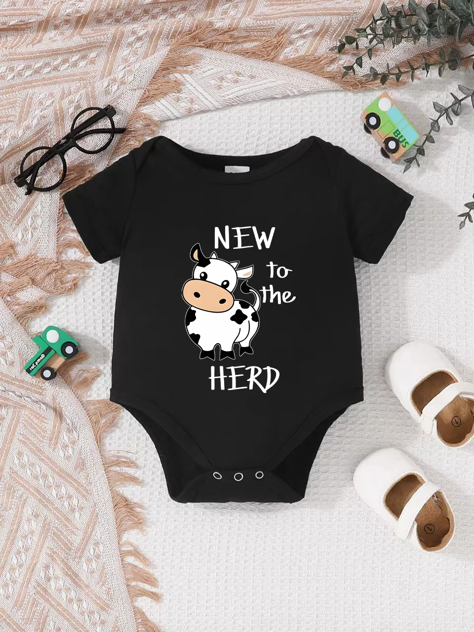 Playful letter-printed baby short-sleeve triangle bodysuit. Button closure for easy dressing
Playful letter-printed baby short-sleeve triangle bodysuit. Button closure for easy dressing