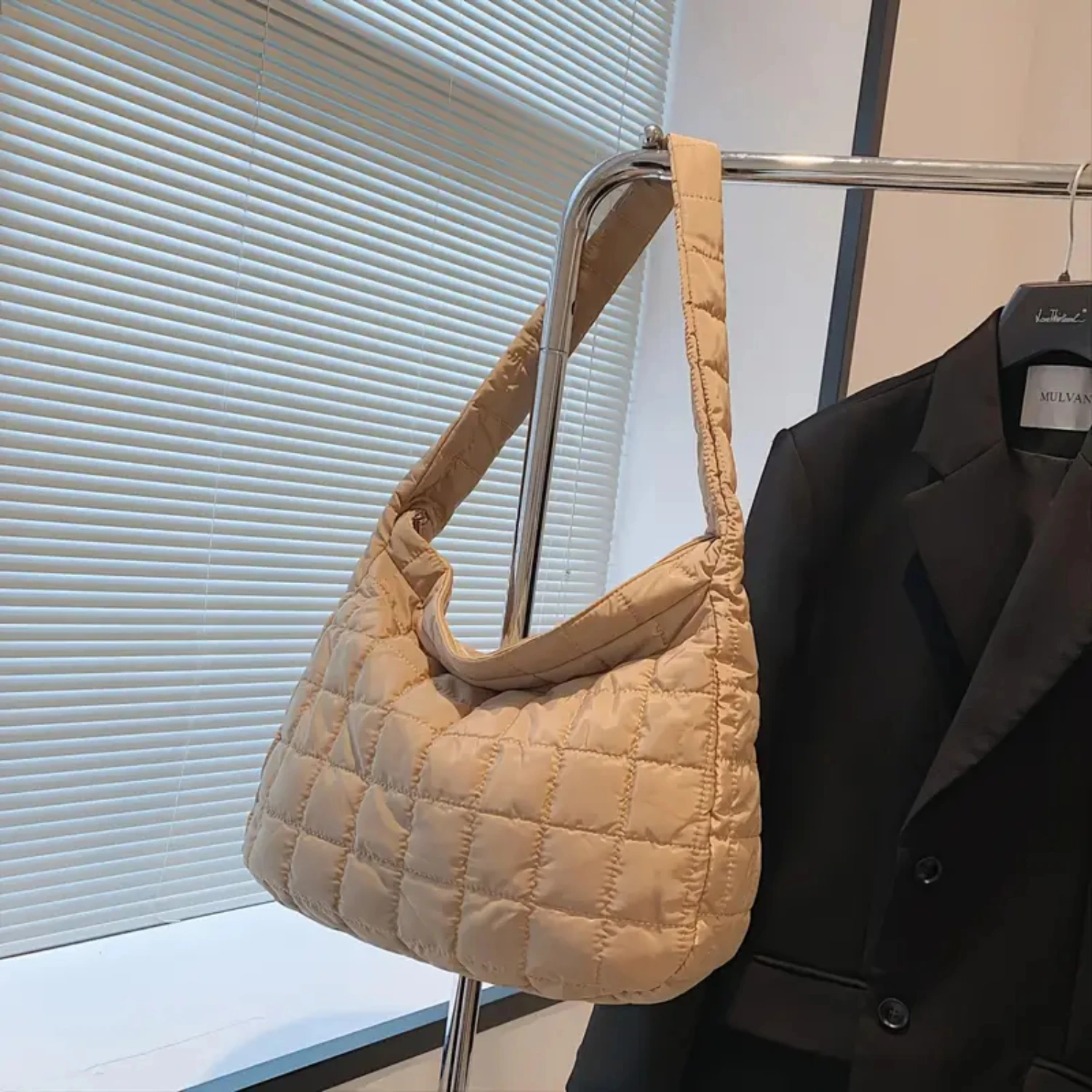 Pleated Cloud Bag, Women's Autumn And Winter Casual Dumpling Bag, Lightweight Commuter Shoulder Bag
Pleated Cloud Bag, Women's Autumn And Winter Casual Dumpling Bag, Lightweight Commuter Shoulder Bag