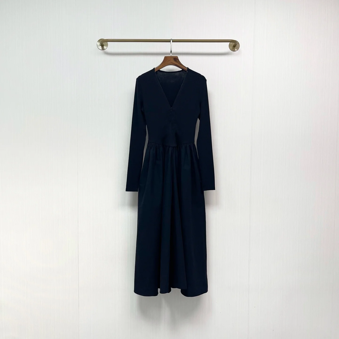 High quality autumn and winter new product V-neck waist cinching long sleeved slim fit dress, versatile item
High quality autumn and winter new product V-neck waist cinching long sleeved slim fit dress, versatile item