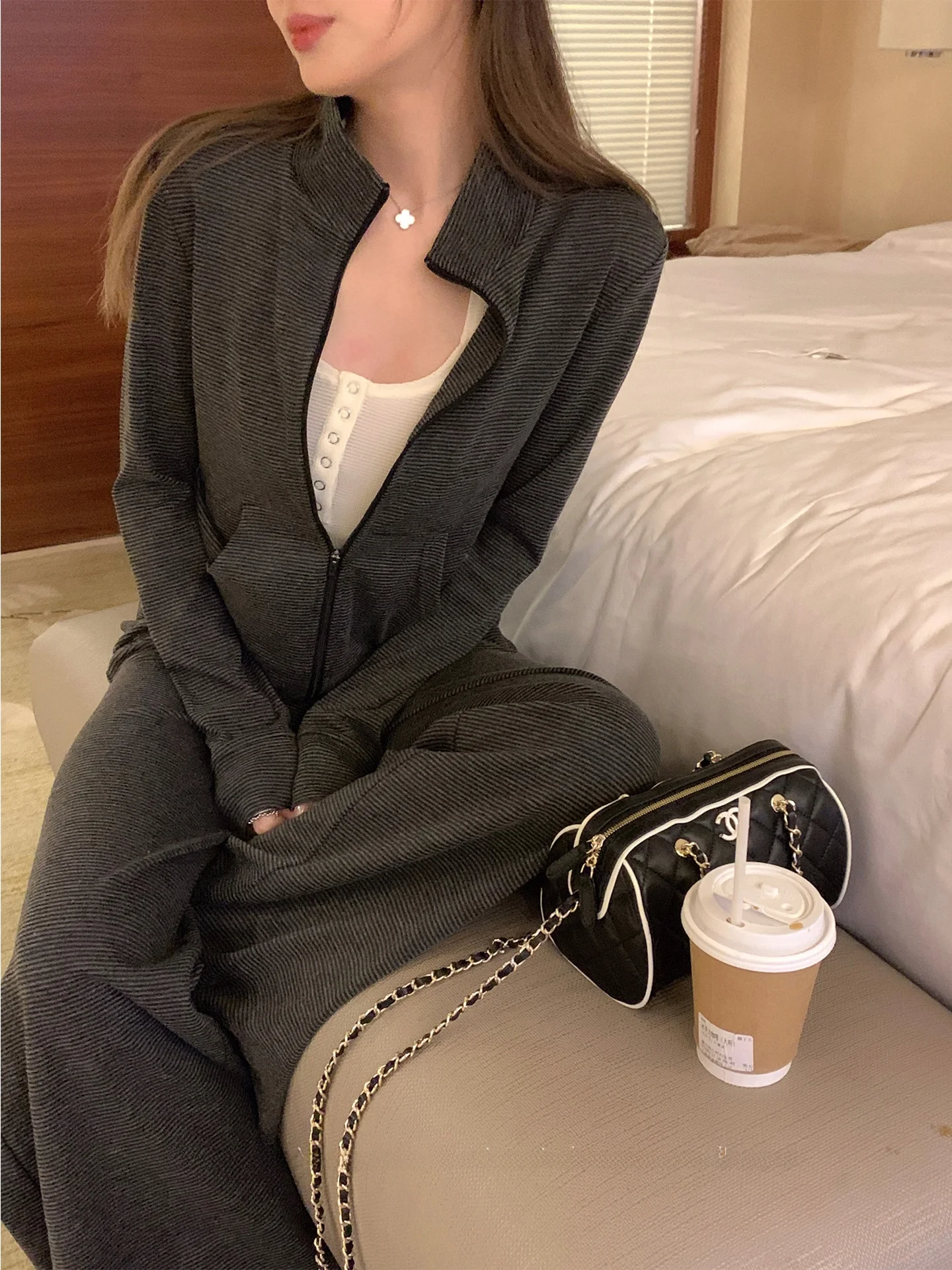 Женский тонкий комплект в полоску на молнии, длинные брюки с воротником-стойкой, костюм из двух предметов, модный повседневный наряд, весенне-осенняя одежда
Женский тонкий комплект в полоску на молнии, длинные брюки с воротником-стойкой, костюм из двух предметов, модный повседневный наряд, весенне-осенняя одежда