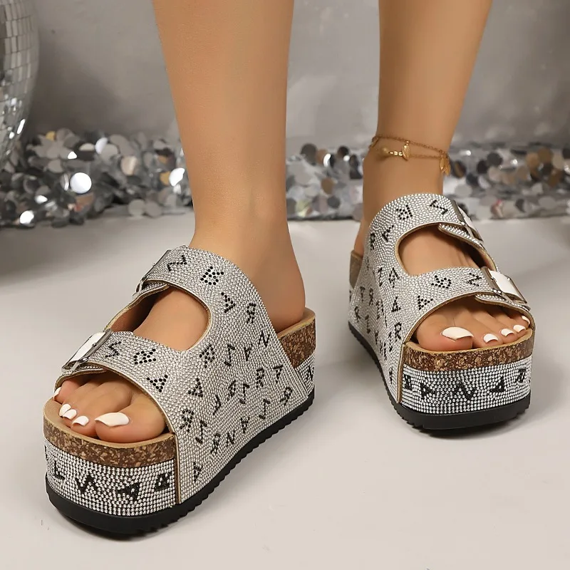 Luxury Rhinestone Decor Women Slippers 2026 New Round Toe Thick Bottom Metal Buckle Beach Female Shoes Casual Summer Sandals
Luxury Rhinestone Decor Women Slippers 2026 New Round Toe Thick Bottom Metal Buckle Beach Female Shoes Casual Summer Sandals